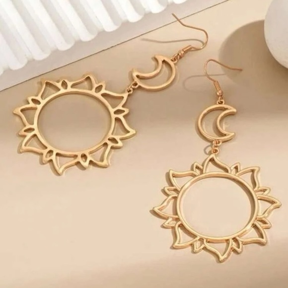 2/$10 NEW! Sun And Moon Drop Earrings Cute Dainty Celestial Fashion - Picture 2 of 4
